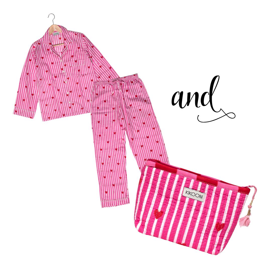 Pyjama der Love Edition mit rosa Herzen und passender Mini-Kosmetiktasche. Auch in Blau erhältlich.
