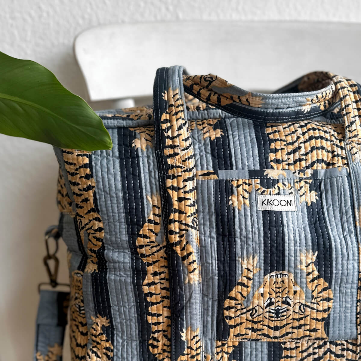 Large travel bag "Poppy Tiger black"