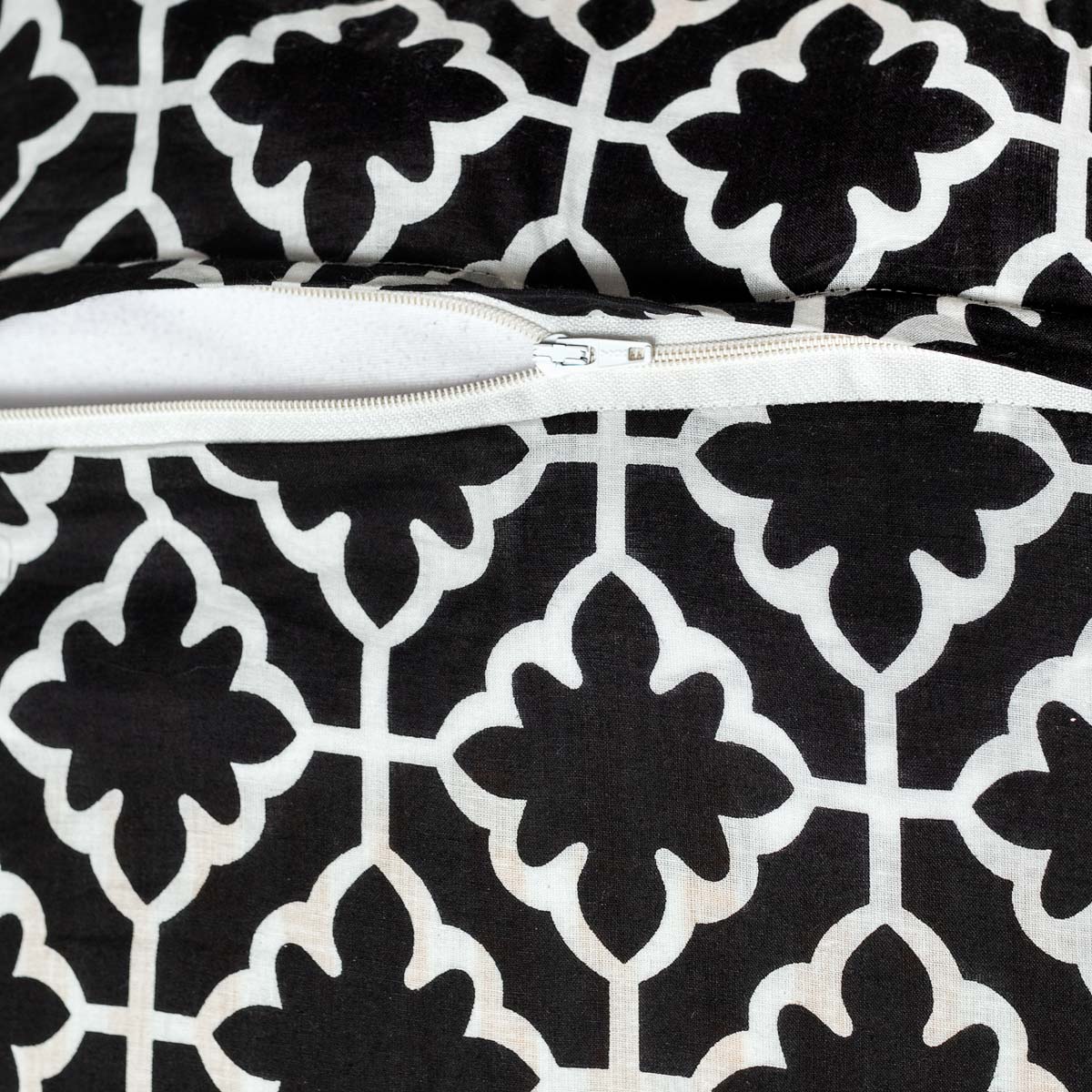 Kissenbezug "Black Magic"  Flower - 100% Baumwolle, handbedruckt