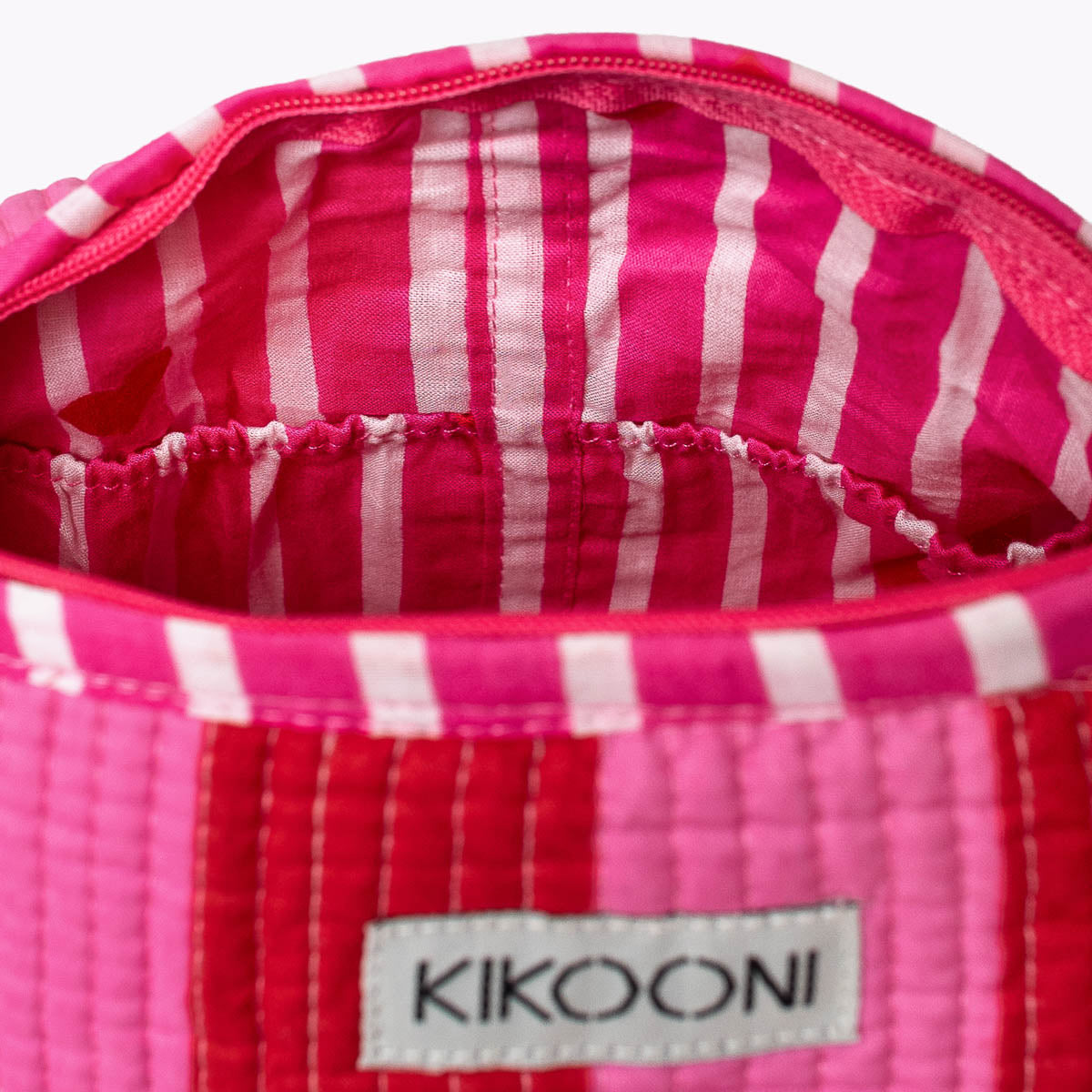 Kosmetiktasche "Bold Stripes Love"