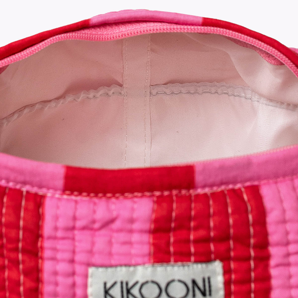 Kosmetiktasche "Bold Stripes Love"