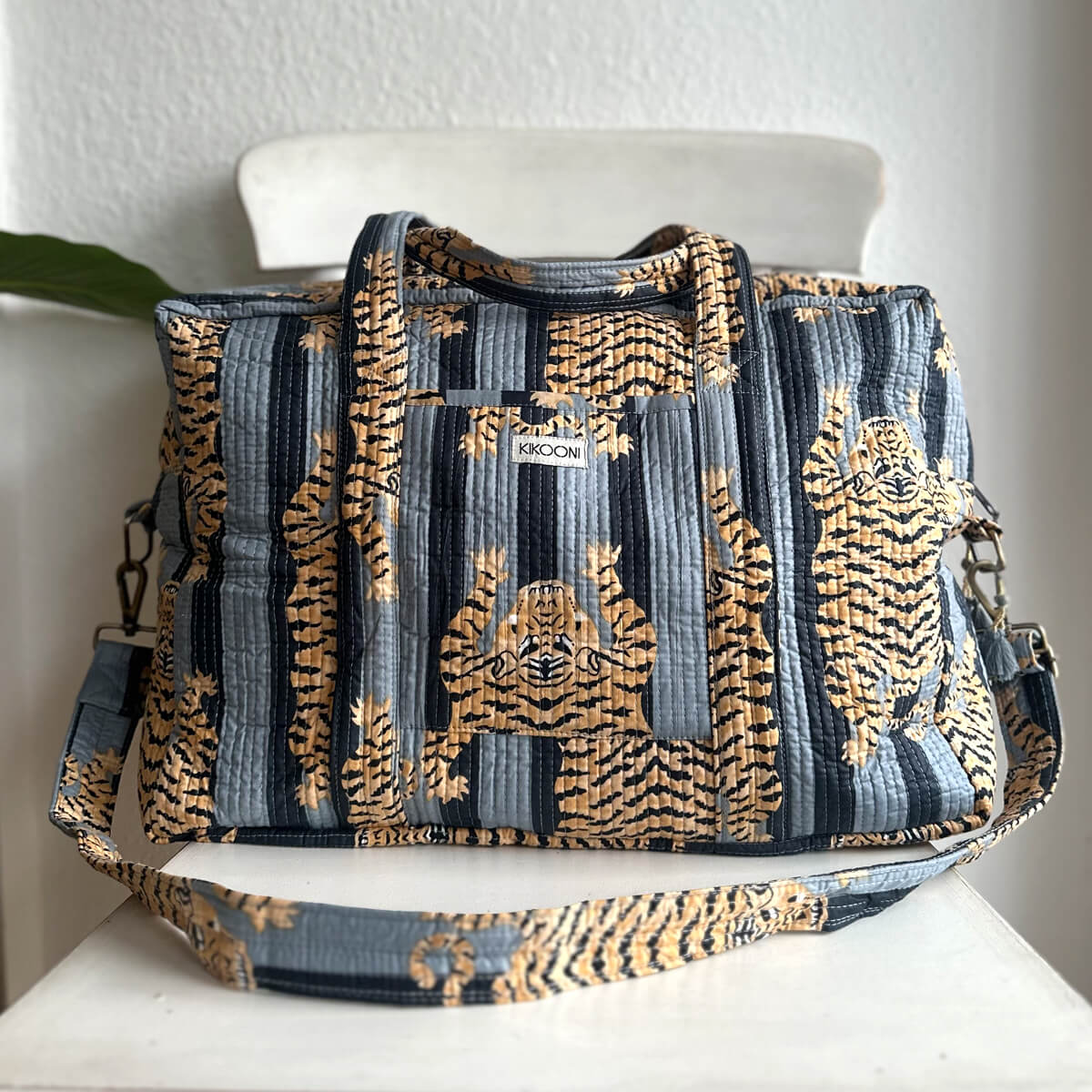 Große Reisetasche "Poppy Tiger Black" (more blue)