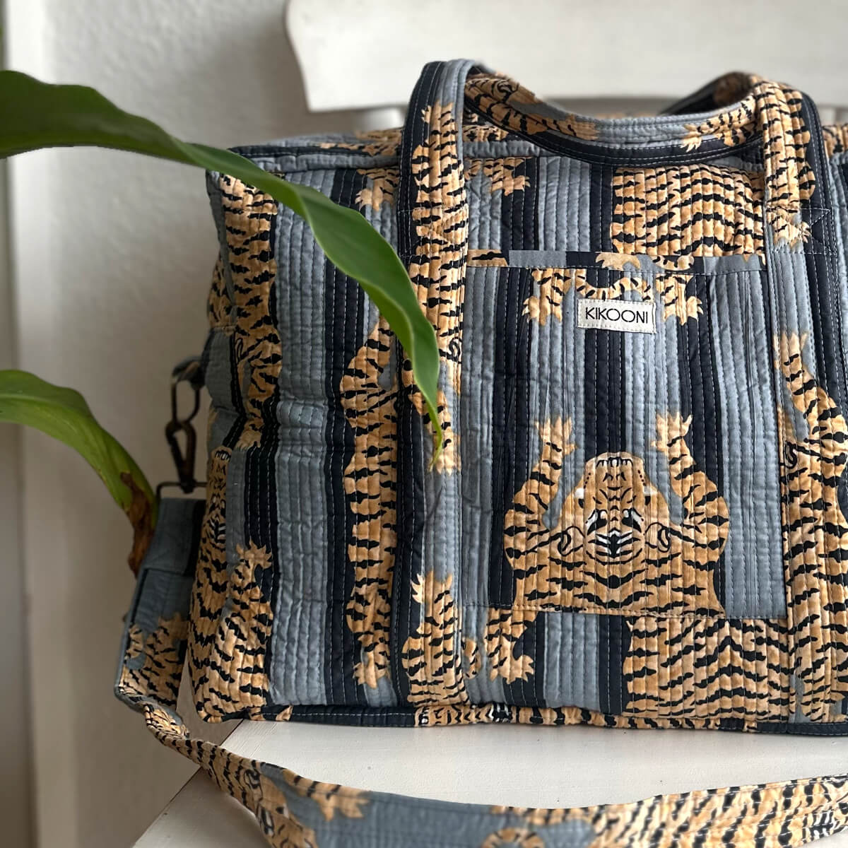 Große Reisetasche "Poppy Tiger Black"